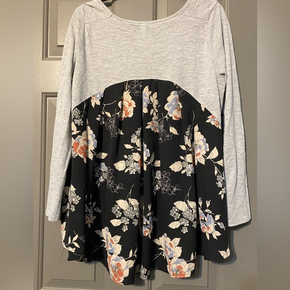 XL Long-sleeve Top with Flowy Back - Picture 4 of 4